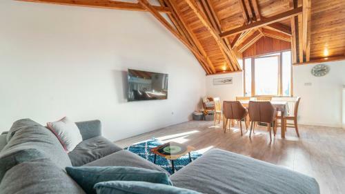 Stylish, Spacious Sea View House