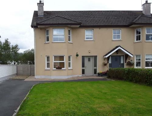 Manor Holiday Home-sleeps 8