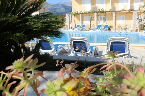 Hostal Spacious Bedroom For Two With Pool View - Pansion Hajduk
