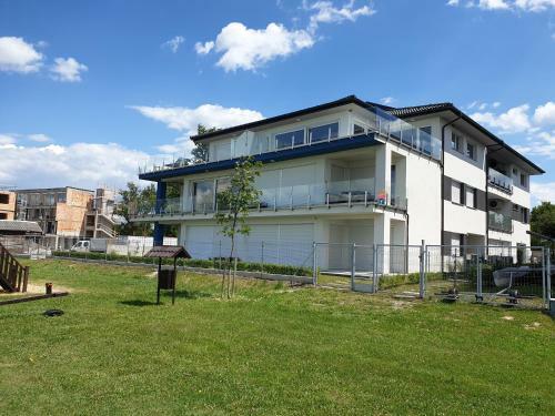 Heaven's Gate Apartment Fony�d