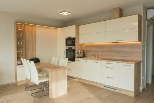 Heaven's Gate Apartment Fony�d