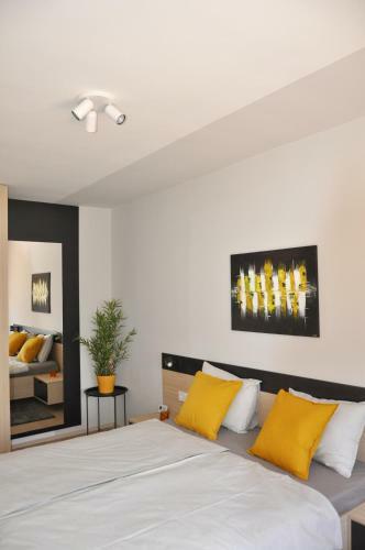 Maxim Apartments