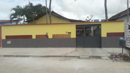 Casa de F�rias Amarela Em Prado