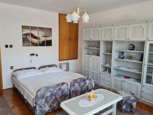 Gy�ngyvir�g Apartman Lenti