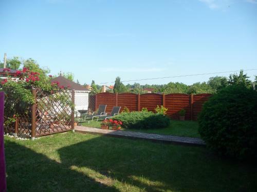 M�rta Vend�gh�z