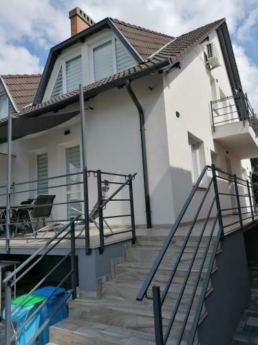 Hajnal Apartmanh�z