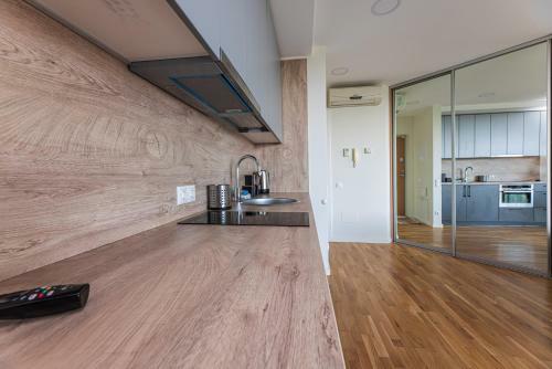 Elija Swan-toy Apartments 2