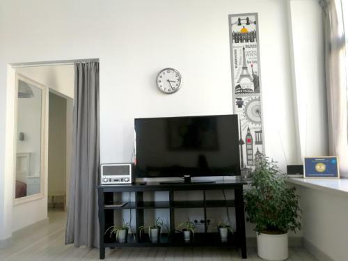 Vilnius Apartment With Stained Glass
