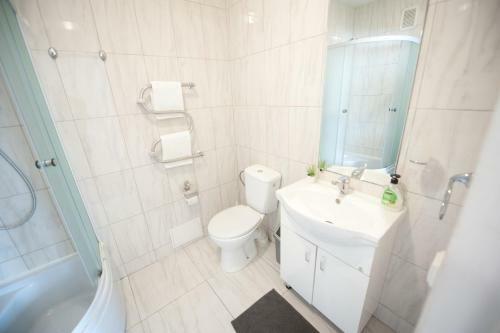 V 12 -terrace + 3 Rooms Apartment Vilnius Old Town
