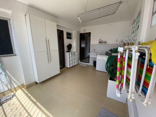 Casa 4/4(Amplos), Cond. Fechado Com Piscina-150m2