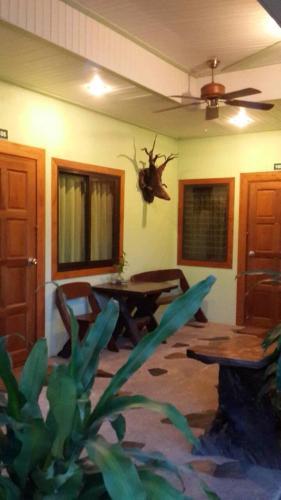 Hostal Baan Sala Lung Dam (fisherman Village)