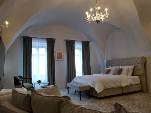 Hostal May House