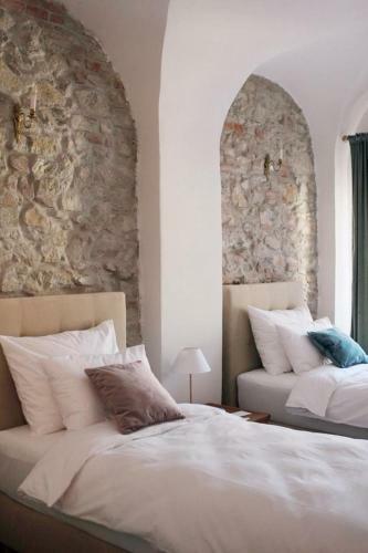Hostal May House