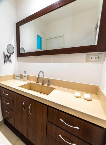 Casa Con Piscina En Adrogu�