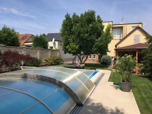 Garden & Pool Apartment