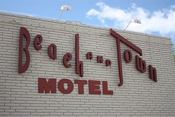Beach And Town Motel
