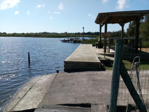 Casa Na Beira Da Lagoa Com Piscina E Rampa Para Embarca��es