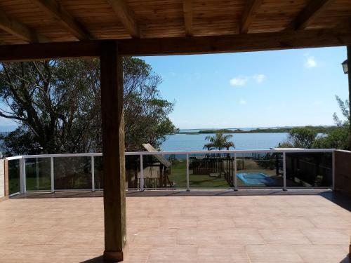 Casa Na Beira Da Lagoa Com Piscina E Rampa Para Embarca��es