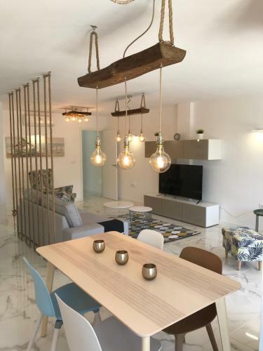 New Central 2br Apartment 100m-to-beach Free Parking