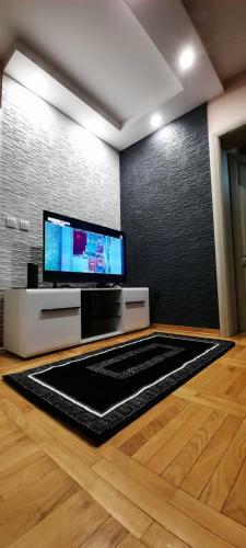 Apartman, Preko Puta Mone