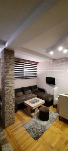 Apartman, Preko Puta Mone