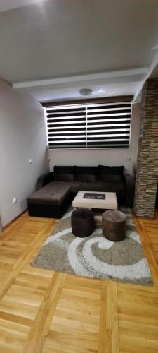 Apartman, Preko Puta Mone