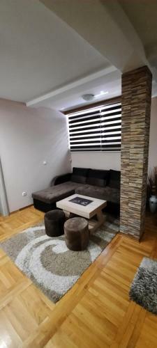 Apartman, Preko Puta Mone