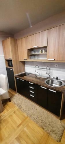 Apartman, Preko Puta Mone