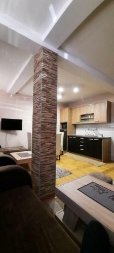 Apartman, Preko Puta Mone