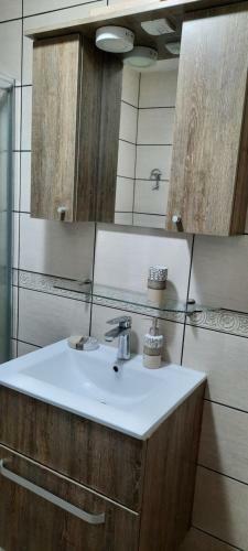 Apartman, Preko Puta Mone