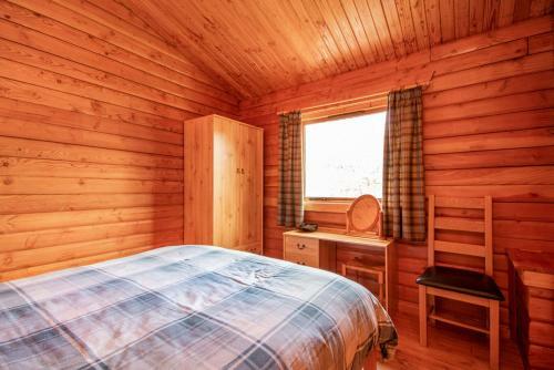 Lochside Log Cabin
