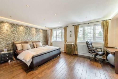 Luxury House In Pinner, 30 Min To Central London!!