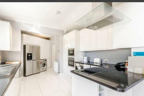 Luxury House In Pinner, 30 Min To Central London!!
