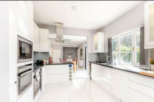 Luxury House In Pinner, 30 Min To Central London!!