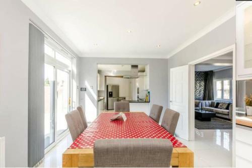 Luxury House In Pinner, 30 Min To Central London!!