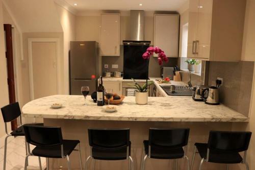 Spacious Home Free Bus To Heathrow Airport T5