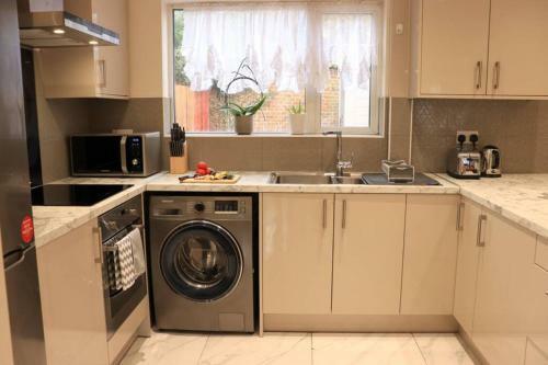 Spacious Home Free Bus To Heathrow Airport T5