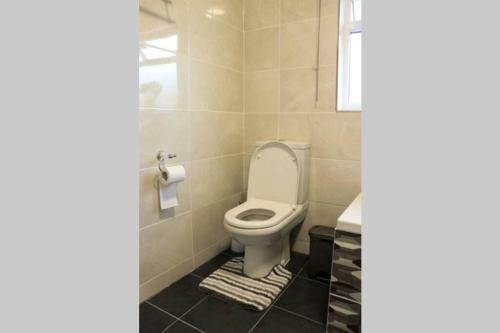 Spacious Home Free Bus To Heathrow Airport T5