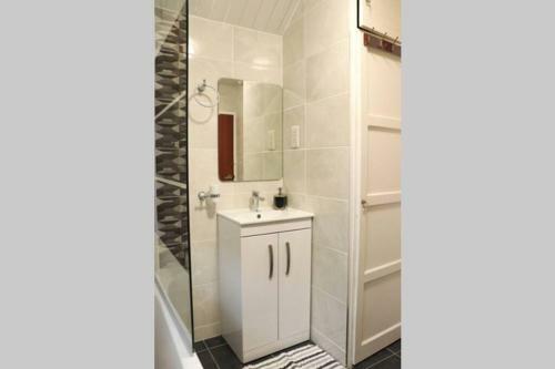 Spacious Home Free Bus To Heathrow Airport T5