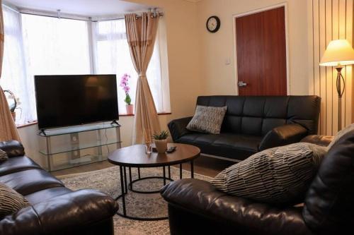 Spacious Home Free Bus To Heathrow Airport T5