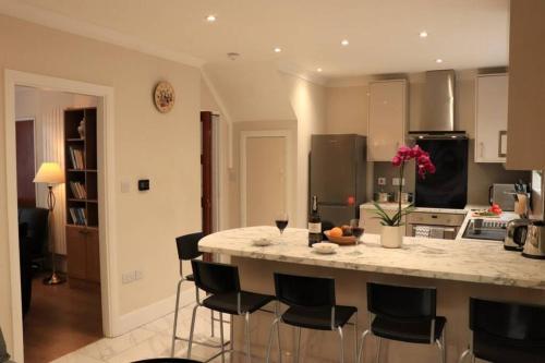 Spacious Home Free Bus To Heathrow Airport T5