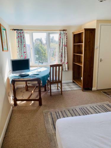 Spacious Attic Room In Cranleigh