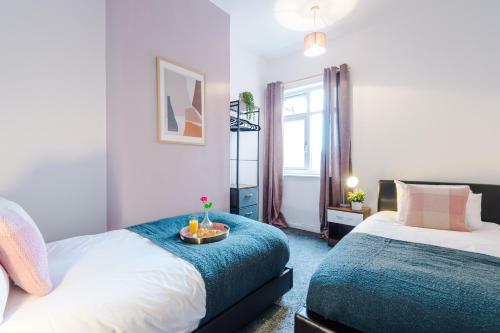Harley House - Spacious Home With Free Netflix & Parking By Rocketbnb