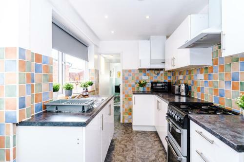 Harley House - Spacious Home With Free Netflix & Parking By Rocketbnb