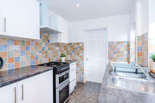 Harley House - Spacious Home With Free Netflix & Parking By Rocketbnb
