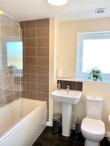 Superior Two-bed Apartment With Free Parking, Cv1 Coventry