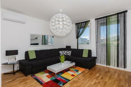 Sky Split Apartment