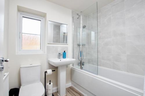 Fantastic Brand New 3br House Wparking Sleeps8