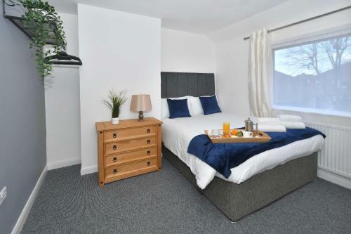 Orion House - Sleeps 6, Driveway, Garden