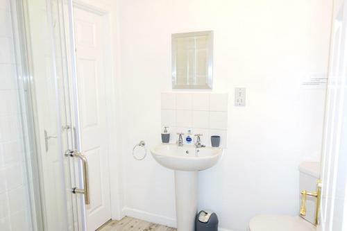 2 Lee Court - Spacious Waterfront Apartment